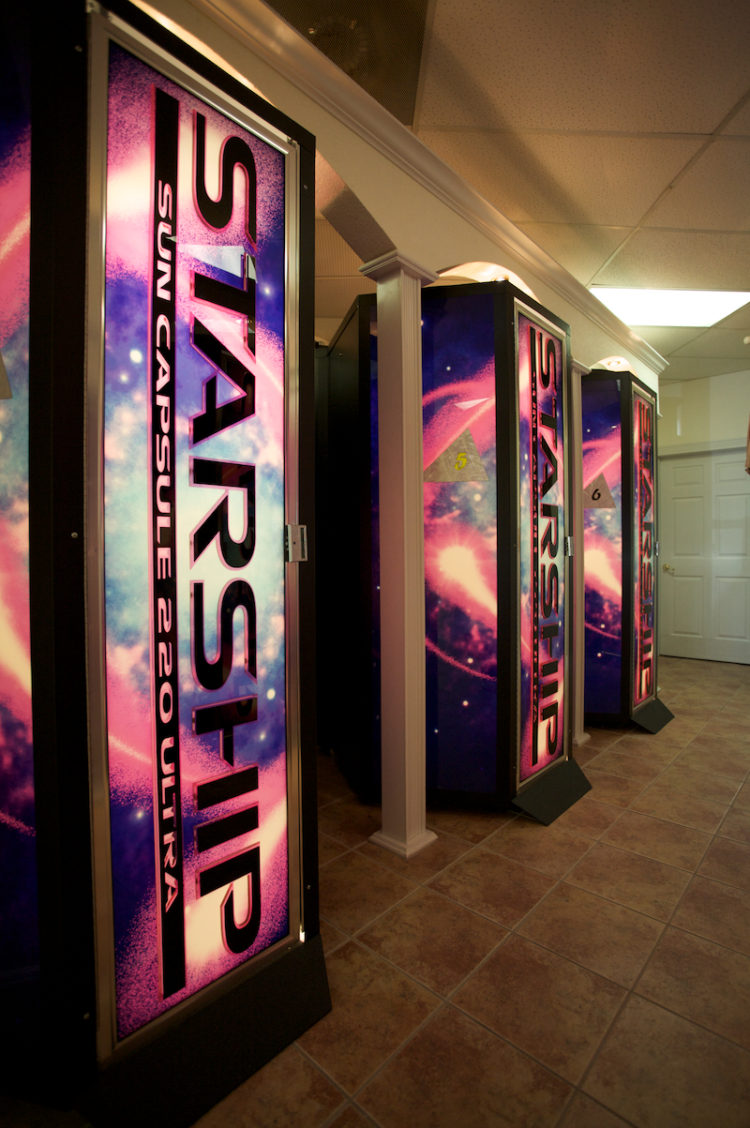 A room with several tall columns that have the word " starship " on them.